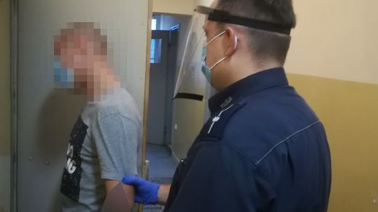 17-latka zaatakowała policjantów 17-latka zaatakowała policjantów