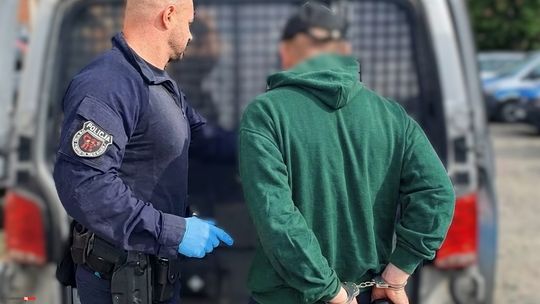 18-latek chciał wręczyć policjantom 1000 zł. Miał blisko 2 promile alkoholu