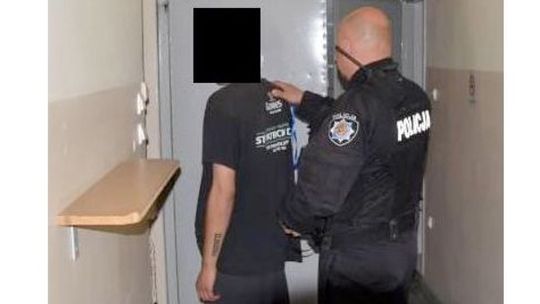 27-latek okradł sklep i groził bronią ochroniarzowi