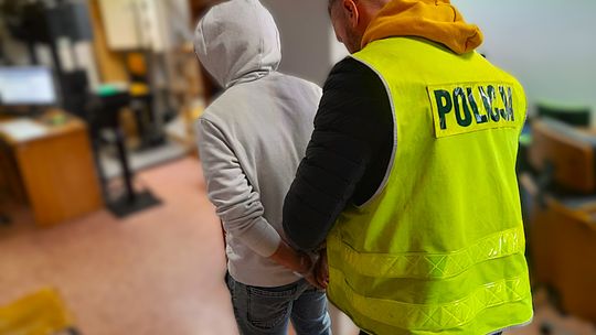 34-latek z Kościerzyny zatrzymany po pościgu – cztery zakazy, narkotyki, alkohol i areszt