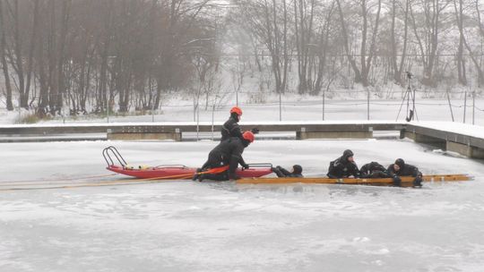 4 osoby wpadły do zamarzniętego jeziora. Ćwiczenia służb nad Gałęźnym