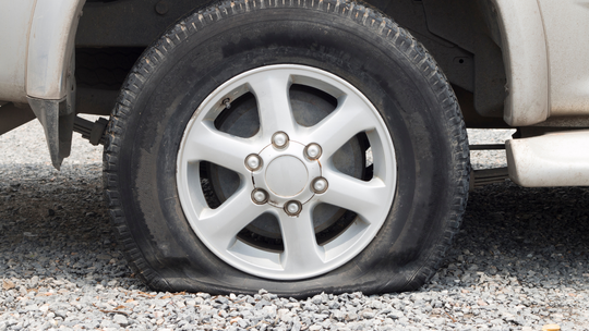 40 uszkodzeń w 4 dni: Droga Wojewódzka 221 staje się pułapką dla kierowców