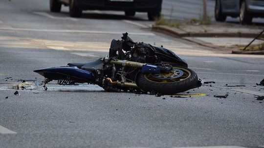 41-latek stracił panowanie nad motocyklem i uderzył w drzewo