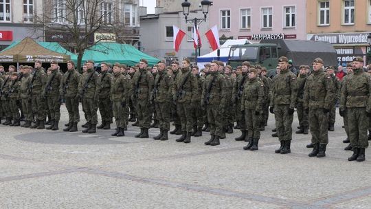 60 żołnierzy ślubowało na kościerskim rynku
