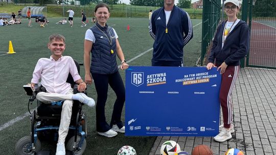 Aktywna Szkoła w Dziemanach - 3 animatorów prowadzi zajęcia na boisku i w sali gimnastycznej