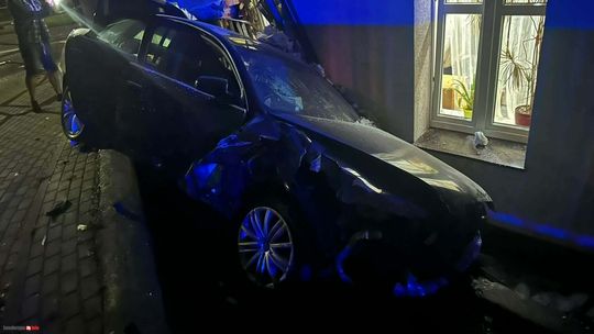 Audi przejechało przez wysepkę i uderzyło w budynek. Ranna 19-letnia pasażerka