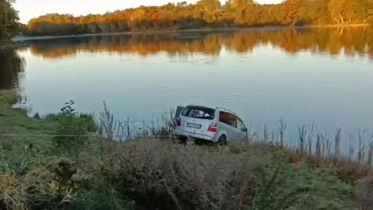 Auto stoczyło się do jeziora w Grabówku. Kierowca miał dużo szczęścia