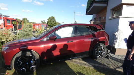 Auto uderzyło tyłem w budynek w Niedamowie. Ranni kierowca i dwaj mali chłopcy