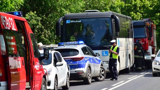 Autobus najechał na osobówkę