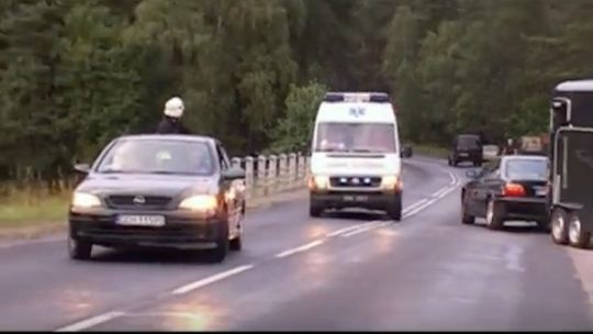 Autobus z dziećmi wpadł do rowu.