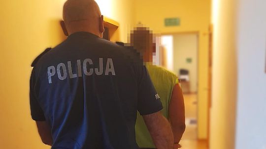 Awantura na ławce: dwóch pijanych znieważyło policjantów