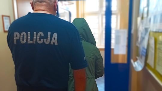 Awantura na stacji paliw. Policja zatrzymała 74-latka poszukiwanego