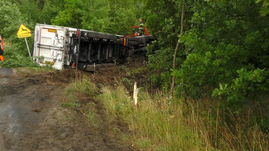 Bałachy. Ciężarówka wypadła z drogi