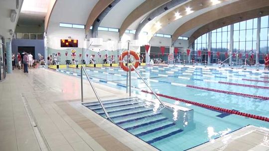 Basen na finansowym plusie