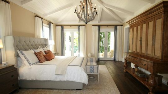 Bawełniana klasyka czy satynowy blask? Porównujemy najlepsze pościele 220x200.