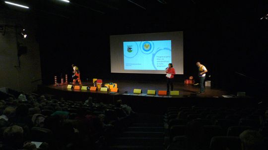 Bezpieczne Miasto - dzieci otrzymały kamizelki odblaskowe