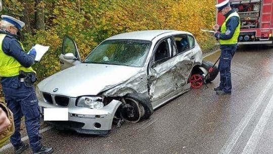 BMW zderzyło się z busem. Wypadek na DW235. Kierowca zatrzymany