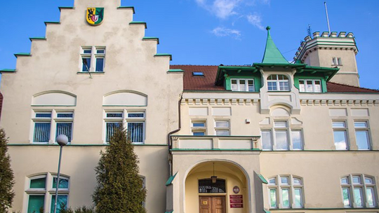 Budynek starostwa otwarty dla interesantów