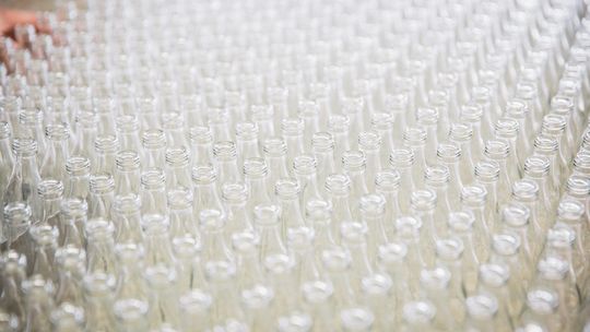 Butelki szklane 500 ml w hurcie - jak wybrać dostawcę i na co zwracać uwagę przy zamówieniu?