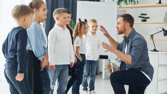 Chcesz pomagać innym w nawiązywaniu relacji? Poznaj TUS – kurs, który poszerzy Twoje zawodowe kompetencje