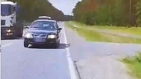 Chwile grozy na DK20. Kierowca Volvo niemal spowodował czołówkę