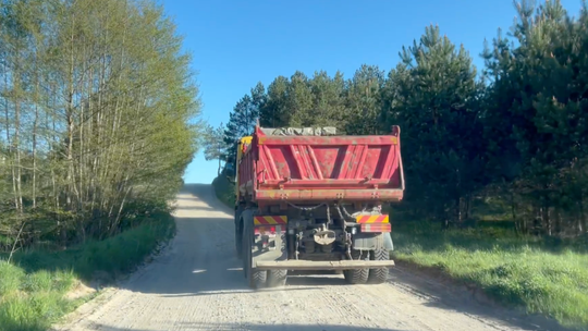 Ciężarówki ignorują zakazy wjazdu – policja z Kościerzyny wlepia mandaty i apeluje o rozwagę