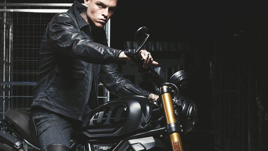 Co ubrać na motor? Odzież na motocykl typu retro, classic i casual