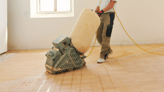 Cyklinowanie parkietu – kiedy warto się zdecydować i jakie efekty można uzyskać?