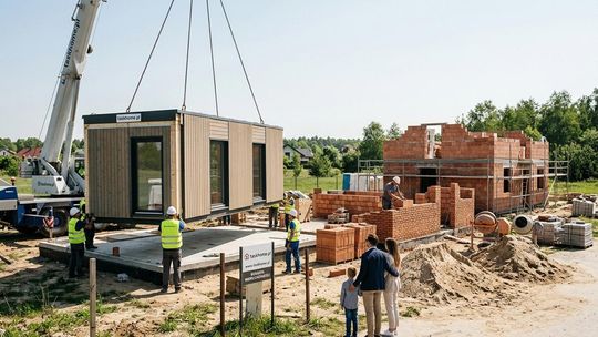 Czym różnią się domy prefabrykowane od tradycyjnych budynków wznoszonych na placu budowy?