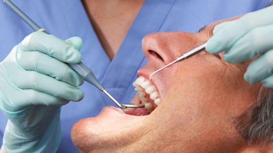 Dentysta XXI wieku – nowoczesne zabiegi, które zmieniają uśmiech bez dyskomfortu