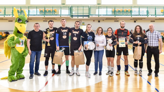 Drużyna "Alpaka" zwycięzcą Powiatowej Amatorskiej Ligi Piłki Siatkowej Drużyn Mieszanych