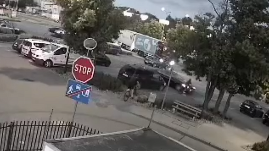 Dziecko na rowerze uderzyło w samochód