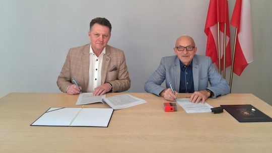 Wójt Piotr Laska podpisuje umowy na nowe inwestycje w gminie Dziemiany – modernizacja drogi i placu zabaw dla dzieci.