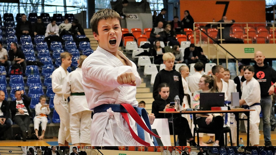 Dziesięć medali młodych karateków z Karsina