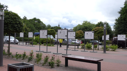 Dziwne rysunki przed kościerskim magistratem