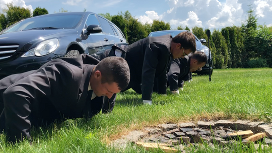 #Gaszynchallenge. Pompowali w garniturach i krawatach