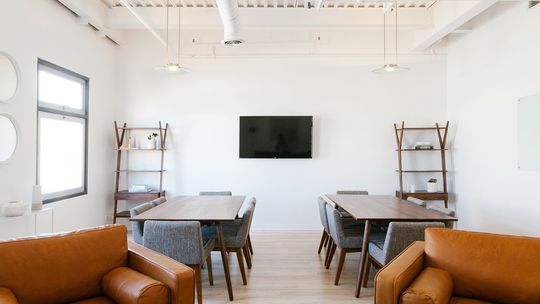 Gdy liczy się każdy metr... Stoły konferencyjne składane są mistrzem adaptacji!