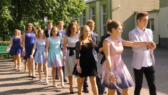 Gimnazjum nr 2. Uroczysty polonez uczniów III klas