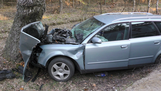 Gmina Kościerzyna. Wypadek ! Kierowca uderzył w drzewo