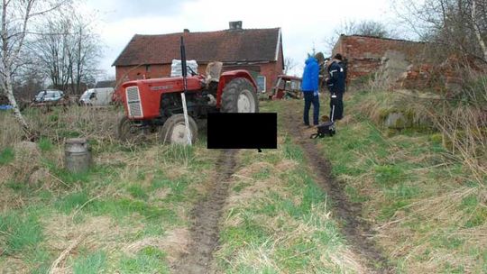 Gmina Stara Kiszewa. 50-latek zginął przygnieciony przez ciągnik