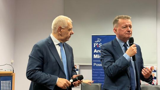 Gorąca debata w Kościerzynie: Sasin i Błaszczak uderzają w rząd Tuska Gorąca debata w Kościerzynie: Sasin i Błaszczak uderzają w rząd Tuska