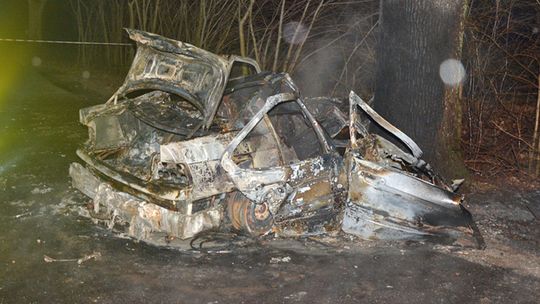 Grabowo. Kierowca uderzył w drzewo. Zginął na miejscu