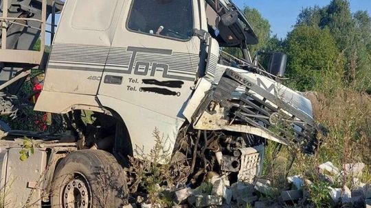 Groźne zdarzenie na drodze DK20: Ciężarówka rozbija się o drzewo