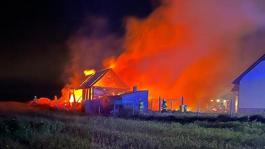 Groźny pożar w Zieleninie: Ogień zniszczył budynki