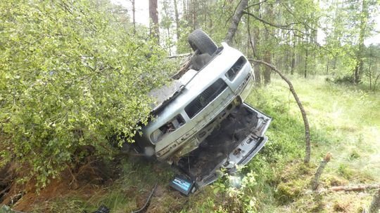 Groźny wypadek na DK20 koło Kościerzyny. Skoda dachowała, dwie osoby w szpitalu – policja apeluje o ostrożność