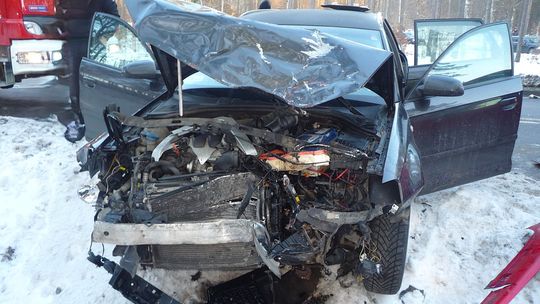 Groźny wypadek na DW 214. Dwie osoby w szpitalu