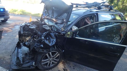 Groźny wypadek w Kaliszu Kaszubskim: Czołowe zderzenie VW z Peugeotem