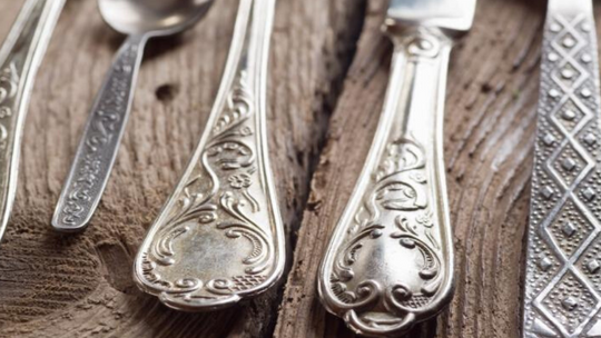 Jak czyścić srebrne sztućce, biżuterię i inne przedmioty