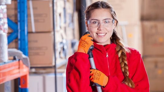 Jak dobrać ochronne okulary robocze?