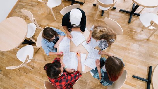 Jak dobrać stół rozkładany do wielkości jadalni?